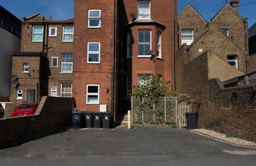 Signature Beachfront Home, Panoramic Sea Views & Marble Fireplace - Foto 33