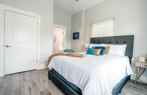 Renovated, Pet friendly, Yard, 2 Miles to Downtown - Photo 10