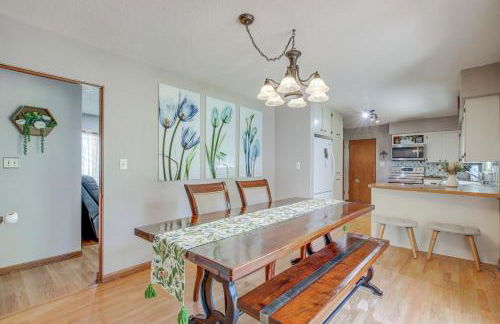 Walk to Park Waterloo Home with Furnished Deck - Foto 1