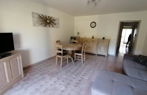 air-conditioned apartment with pool plus beach shuttle - Photo 5