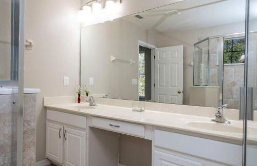 4BR Lakefront - Themed Rooms - Pool & BBQ! - Foto 66