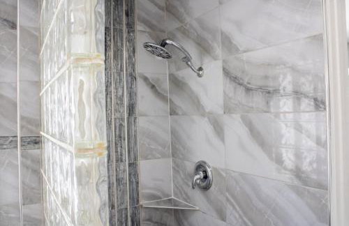 Heated Salt Pool, BBQ, Movie Projector, Stereo, Billiards Table, Arcade Game, Darts - Stone Sanctuary NW at Childrens Memorial Park, Pool Heat Optional - Foto 24