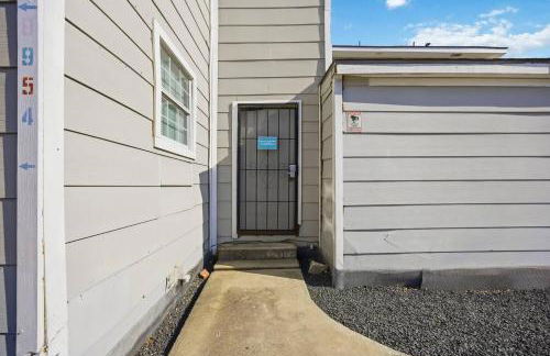 Super Value Suite #7 @ East End Revitalized - Foto 8