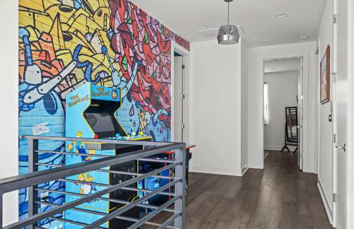 Austin Oasis Spacious 4BR Retreat with Hot Tub Cowboy Pool and Infrared Sauna Perfect for Families and Bachelorettes - Photo 14