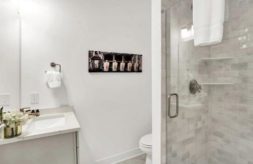 Luxury Townhouse with Fireplace Rooftop Deck Close to Downtown-Family Friendly - Foto 50