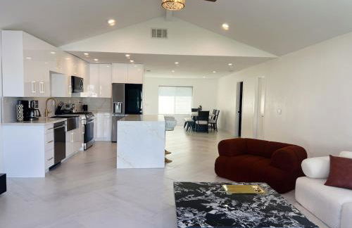 Luxury 3BR, 2BA Newly Renovated with Huge Backyard - Photo 25