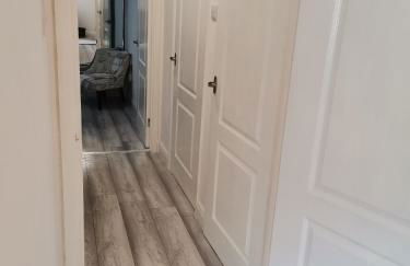 Newly Renovated Cosy 1 bed flat, 4 minutes walk to Town Centre, 3 minutes walk to the train station, Free parking, Modern, fresh and spacious living room, Netflix ready smart TV, Wifi - Photo 21