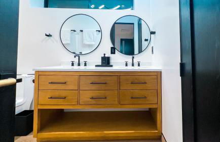 NEW Luxury Concrete Home Just Minutes from the Beach - Foto 36