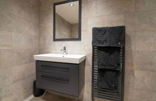 Luxury Coach house next to woodland in Knutsford - Photo 30