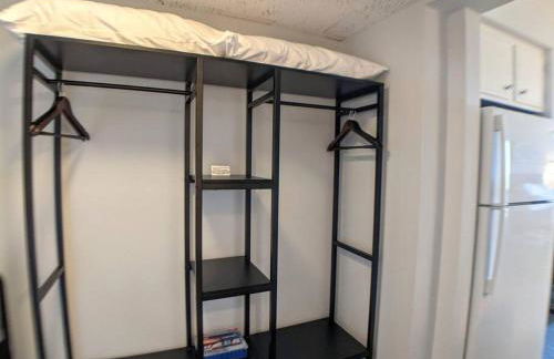 Cute Cedar Lodge Studio with Balcony & Lake Views! - Foto 4