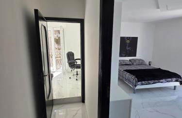 Modern Hillside Retreat with Panoramic Views - Foto 10