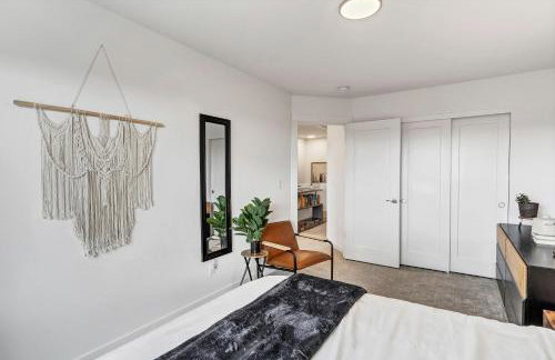 Modern and Bright Townhome with Game Room in S Salem - Foto 15