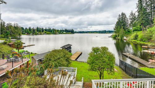 Lakeside Lacey Gem with Sauna and Private Dock - Foto 2