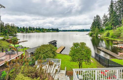 Lakeside Lacey Gem with Sauna and Private Dock - Foto 2