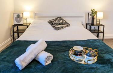 3-Bed, Sleeps 6, 1 Bath, Parking, WiFi - Photo 12