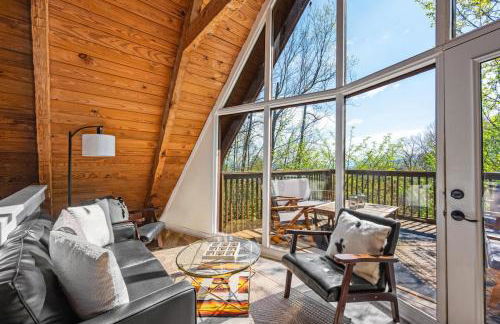 Charming A-Frame Cabin w Hot Tub & Mountain Views - Foto 2