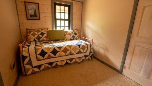 Warm Woodland Getaway with Land - Foto 5