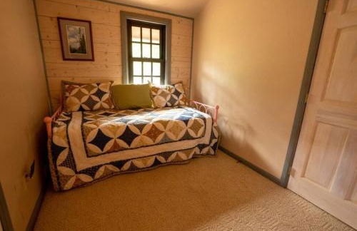 Warm Woodland Getaway with Land - Foto 5