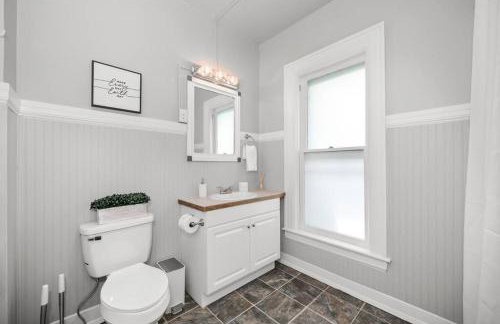 Historic Manor with 8 BDRMS 9 BATHS & 3 Kitchens - Foto 27