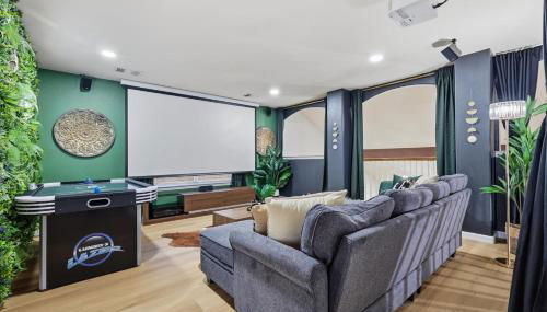 4BR w Pool Cinema Room, Mini Golf & EV - Foto 4