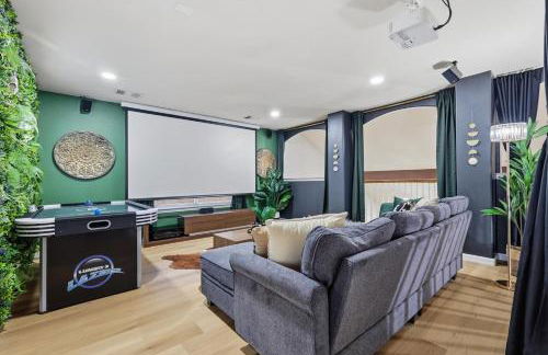 4BR w Pool Cinema Room, Mini Golf & EV - Photo 4