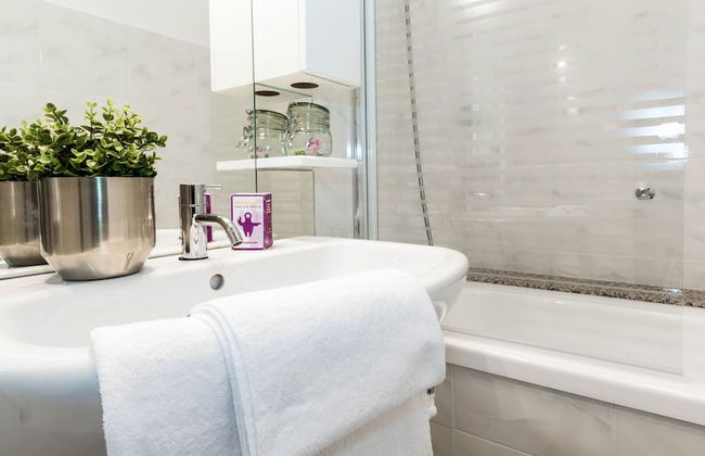 JOIVY Garden Oasis: 1BR Apt w/ Balcony & Parking - Foto 12