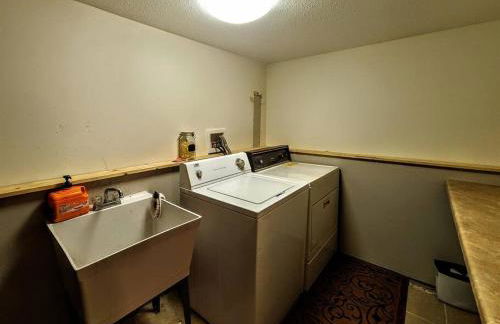 Ultra Comfy, Spotless & Spacious, Private Home in Boyne, Dogs Ok, Walk to Town - Foto 39