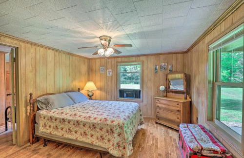 Bonfires and BBQs! Creekside Retreat in Marshall - Foto 12