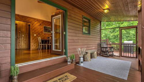 Peak-a-Blue Cabin - Watch Movies from Hot Tub, Mountain View, Bigfoot Bunker Game Room, Fire Pit, Oversized Deck, Screened-in Porch - Foto 2