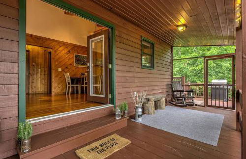 Peak-a-Blue Cabin - Watch Movies from Hot Tub, Mountain View, Bigfoot Bunker Game Room, Fire Pit, Oversized Deck, Screened-in Porch - Foto 2