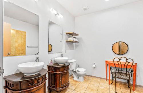 Celebrate the Season in a Trendy STL Loft 4D - Foto 8