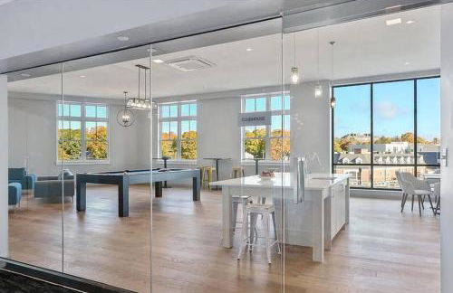 Luxury Apartment with Gym, Steps From Commuter Rail #2009 - Foto 15