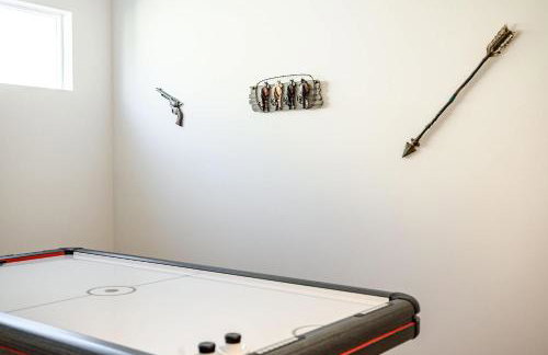 Spacious 5BR Getaway w Game Room & Modern Comfort - Photo 18