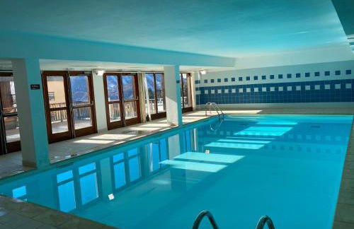 Appartement 6 places aux pieds des pistes avec piscine, wifi et parking privé, salle de bain refaite à neuf - Foto 25