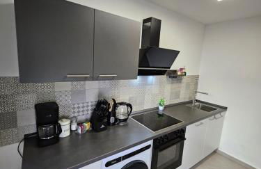 Modern Homes - Voll ausgestatte Wohnung - Balkon - Hotelbetten - 4K TV - WLAN - Foto 7