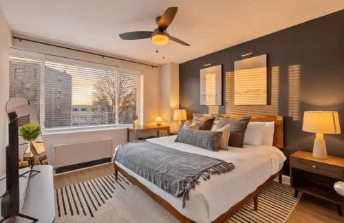 CASA Arlington Suite with In-Suite Massage Chair & Premium Amenities - Foto 1