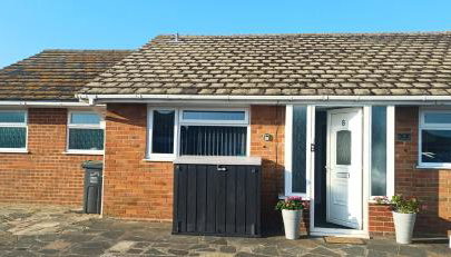 An entire two bed sea side bungalow with lazy spa - Foto 3