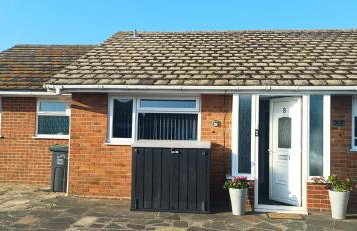 An entire two bed sea side bungalow with lazy spa - Foto 3