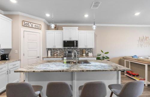 Stylish Townhouse with BBQ, Pool & Near Beach - Foto 18