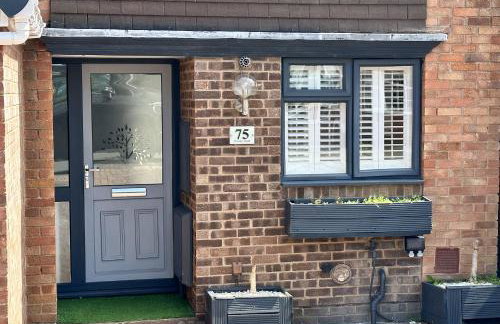 Fantastic 2-Bed House with Parking - Hosted by Hutch Lifestyle - Foto 46