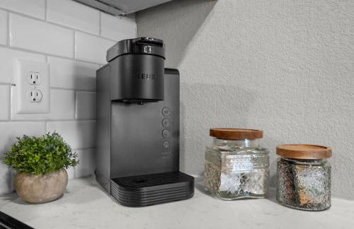 Luxe King Suite, Cozy Sectional, Gym, Pool, U of A - Photo 41