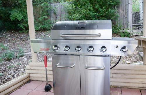 Remodeled Historic Lakefront Gem Overlooking Lake Travis and Jones Brothers Park *Great for Families and Groups* - Foto 9