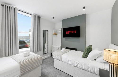 Stylish Home - Pool table, Virgin TV, Fast Wifi, Garden and Self-Check-In by Yoko Property - Photo 9