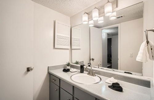 Your Modern King Suite Getaway - Sleeps 4 - Pool, Prkg - Foto 27