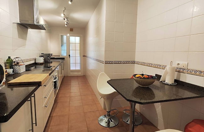 Charming Three Bedrooms Apartment With Seaview - Photo 18