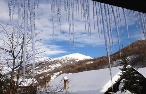 Charming, cozy, and bright apartment - Photo 12