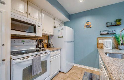 Lago Vista Golf Getaway with Decks and Pool Access! - Foto 14