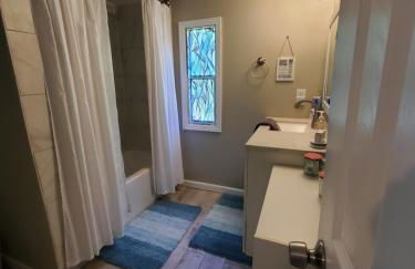 Cheerful Cozy Cottage 2 bedroom 1bath - Photo 19