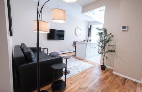 Sunlit 2BR Central Park North elevator & laundry - Foto 1