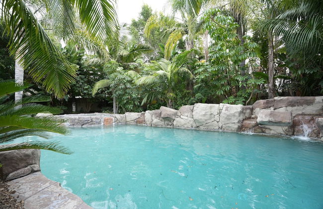 Incredible Estate 5 Bedrooms 3 Bathroom W/resort Style Rock Pool & Jacuzzi - Photo 33